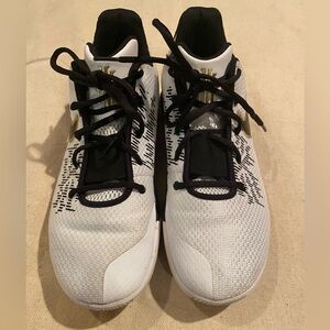 Men’s Nike Kylie Flytrap 2 white black Gold Sz 9